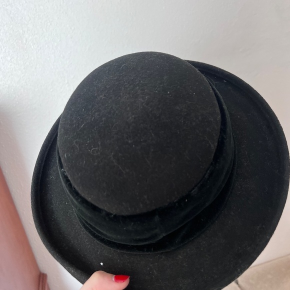 Child's wool hat with velvet band - Picture 2 of 4